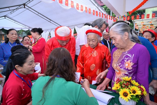 Cử tri phường Việt Hưng nô nức đi bầu cử từ sớm