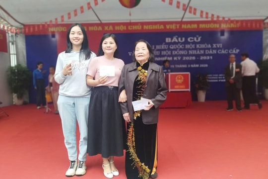 Ba thế hệ cùng đi bầu cử: Niềm tin nối dài qua từng lá phiếu