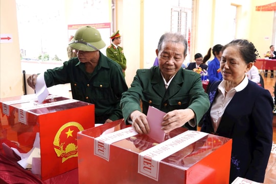 Cử tri xã Tam Hưng gửi nhiều kỳ vọng tới đại biểu Quốc hội và HĐND