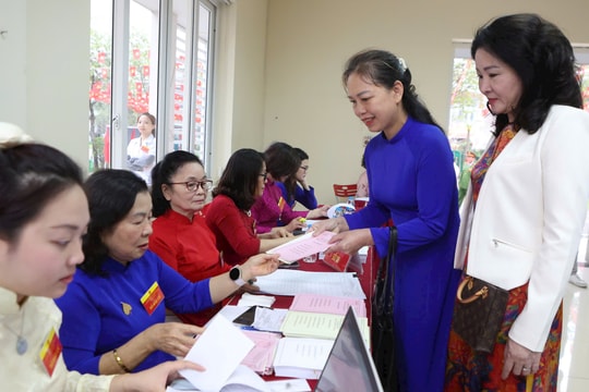 Cử tri phường Phú Thượng gửi gắm lá phiếu vào những đại biểu xứng đáng