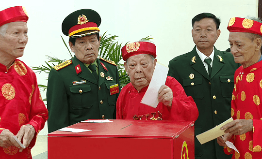 Cử tri cao tuổi phường Định Công gửi trọn niềm tin vào lá phiếu