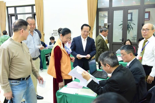 Phó Chủ tịch Thường trực HĐND thành phố Trần Thế Cương bỏ phiếu bầu cử tại phường Ngọc Hà