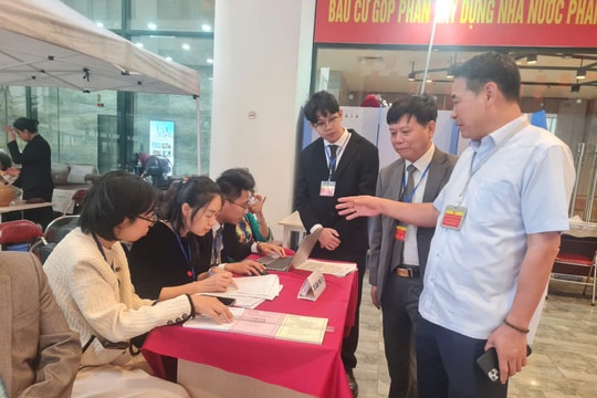 Cử tri phường Xuân Đỉnh gấp rút đi bầu cử cuối ngày