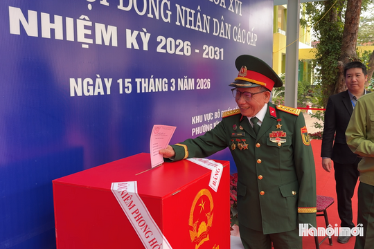 Phường Vĩnh Hưng: Cử tri hào hứng thực hiện quyền công dân trong ngày bầu cử