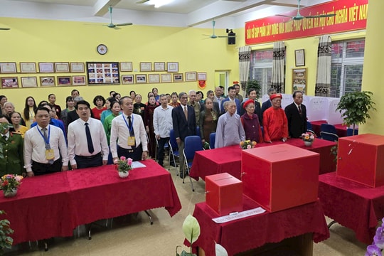 Cử tri trên địa bàn phường Thượng Cát hăng hái đi bỏ phiếu