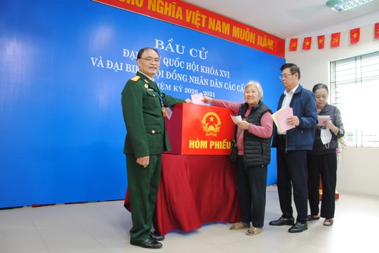 Cử tri phường Long Biên phấn khởi trong ngày hội lớn
