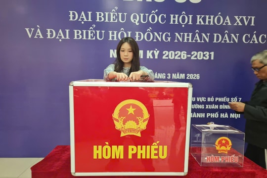 Cử tri trẻ phấn khởi tham gia ngày hội bầu cử tại phường Xuân Đỉnh