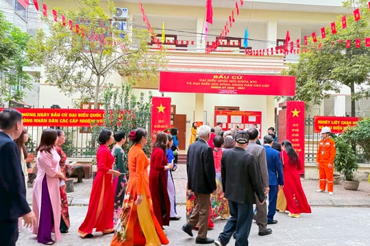 Nụ cười rạng rỡ trong ngày hội bầu cử ở Hà Đông