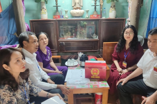 Xã Phú Nghĩa đưa hòm phiếu phụ đến tận nhà để cử tri thực hiện quyền công dân