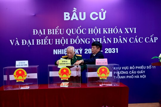 Cử tri phường Cầu Giấy nô nức thực hiện quyền công dân trong ngày hội lớn