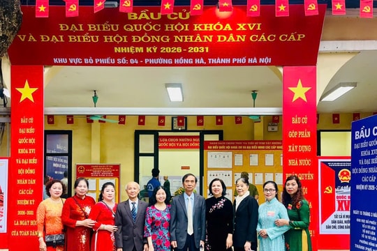 Cử tri phường Hồng Hà tự hào cầm lá phiếu gửi niềm tin