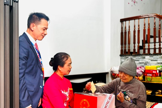 Hòm phiếu lưu động đến với những cử tri đặc biệt