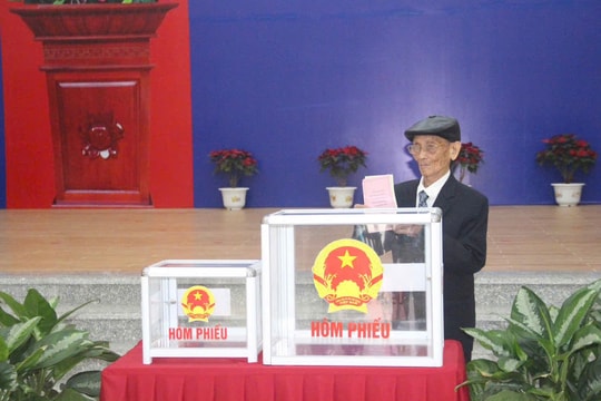 Những lá phiếu đầu tiên gửi gắm kỳ vọng vào chặng đường mới