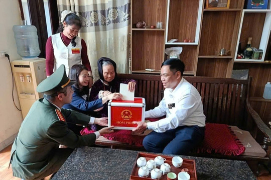 Ngày bầu cử tại xã Hát Môn diễn ra đúng kế hoạch, an toàn, dân chủ