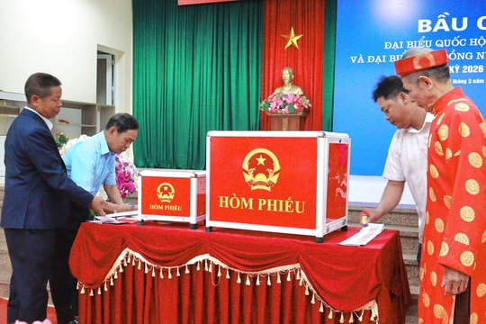 Hát Môn khai mạc sớm tại 2 khu vực bỏ phiếu từ 6 giờ sáng