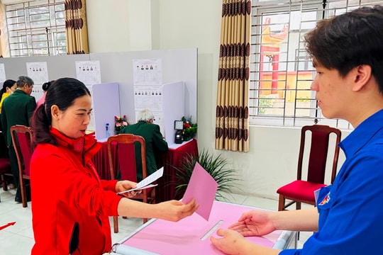 Cử tri xã Thư Lâm gửi gắm nguyện vọng qua từng lá phiếu