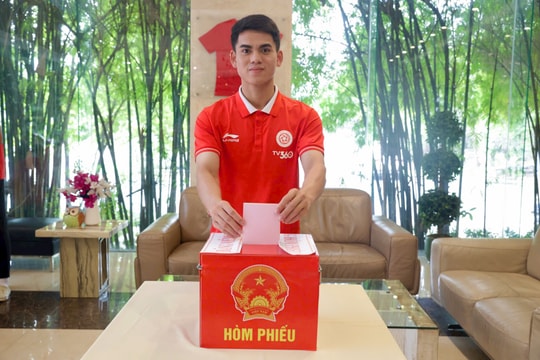 Tiền vệ Khuất Văn Khang và các cầu thủ Thể Công - Viettel háo hức đi bầu cử
