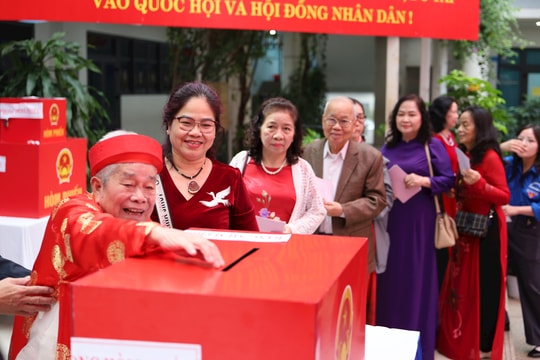 Cử tri phường Đống Đa hồ hởi tham gia bỏ phiếu bầu cử