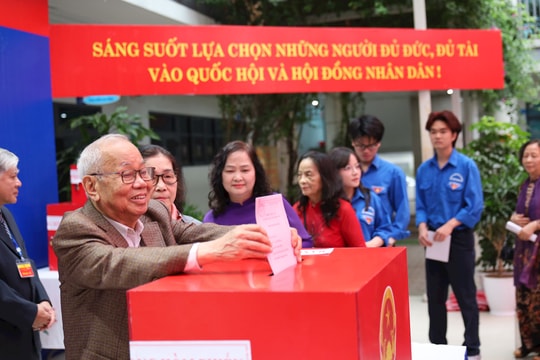 Lá phiếu trách nhiệm của cử tri hai thế hệ ở phường Đống Đa