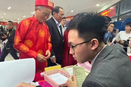 Cử tri phường Xuân Đỉnh phấn khởi đi bầu cử ngay từ giờ mở cửa