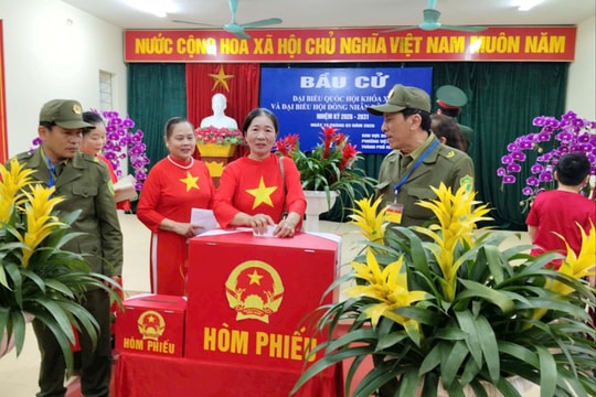 Cử tri phường Việt Hưng sôi nổi đi bỏ phiếu