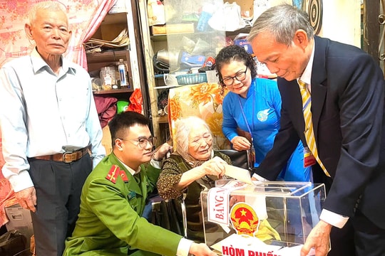 Mang hòm phiếu phụ đến nhà cử tri cao tuổi ở phường Yên Hòa