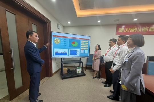 Phó Chủ tịch UBND thành phố Nguyễn Xuân Lưu kiểm tra công tác bầu cử tại phường Ô Chợ Dừa