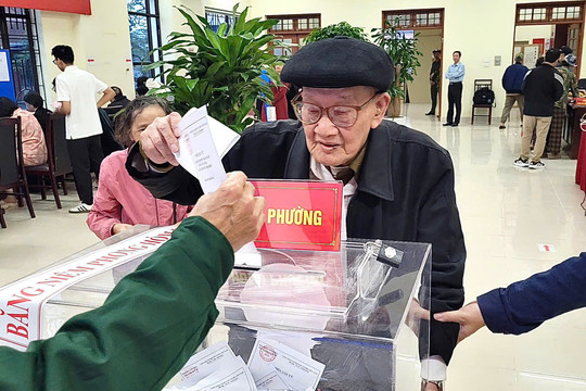 Cử tri phường Yên Hòa gửi trọn niềm tin qua từng lá phiếu