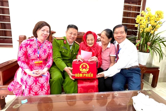 Công an phường Việt Hưng hỗ trợ cử tri cao tuổi thực hiện quyền bầu cử