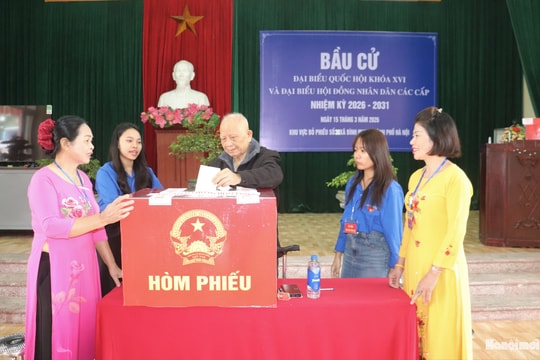 Xã Bình Minh: Cử tri cao tuổi gương mẫu đi đầu trong ngày hội toàn dân