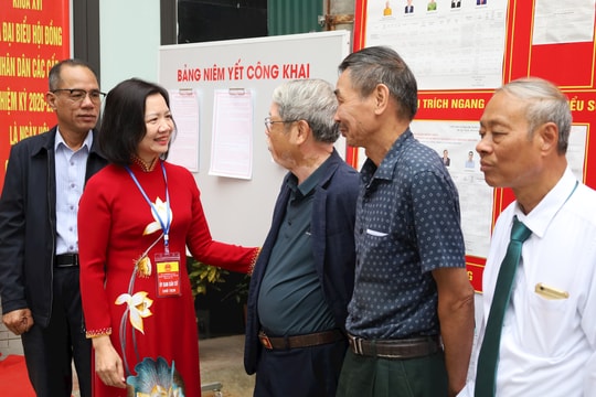 Cử tri phường Tùng Thiện nô nức tham gia ngày hội bầu cử