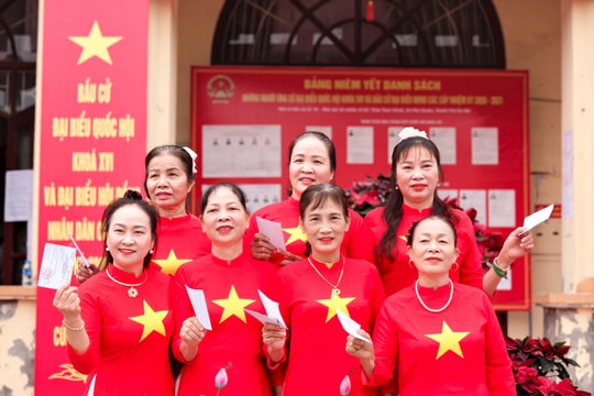 Cử tri xã Phú Xuyên phấn khởi thực hiện quyền và nghĩa vụ bầu cử Quốc hội và HĐND các cấp