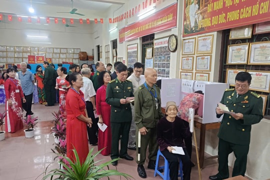 Những cử tri đặc biệt trong ngày hội bầu cử tại Tùng Thiện