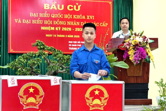 Cử tri trẻ xã Nam Phù tự hào lần đầu cầm lá phiếu