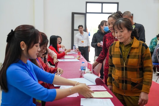 Nam Phù: Hơn 60% cử tri tham gia bỏ phiếu trước 12 giờ trưa
