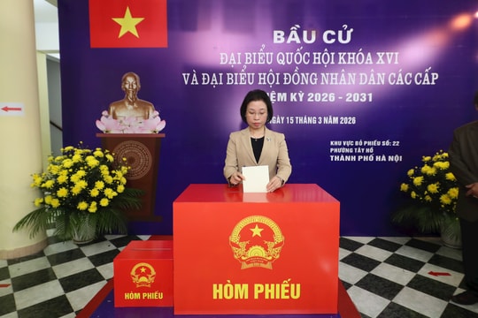 Phó Chủ tịch HĐND thành phố Phạm Thị Thanh Mai bỏ phiếu bầu cử tại phường Tây Hồ