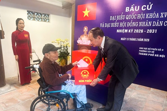Hình ảnh xúc động của những cử tri đặc biệt ở phường Tây Hồ