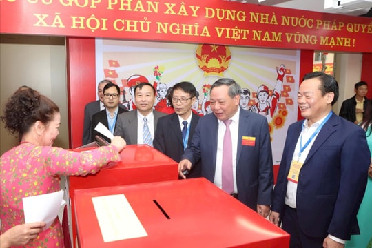 Phó Bí thư Thành ủy Hà Nội Nguyễn Văn Phong kiểm tra công tác bầu cử tại phường Hồng Hà
