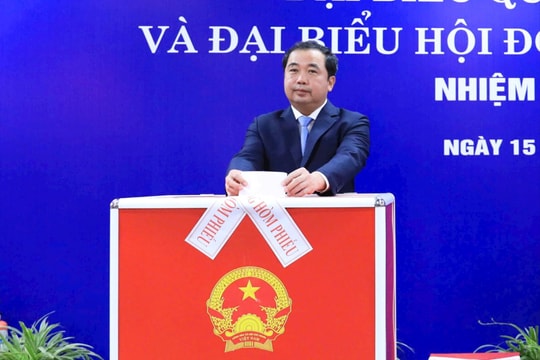Bộ trưởng Bộ Nông nghiệp và Môi trường Trần Đức Thắng bỏ phiếu tại phường Giảng Võ, Hà Nội