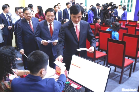 Các đồng chí Thường trực Thành ủy Hà Nội thực hiện quyền cử tri trong sáng 15-3