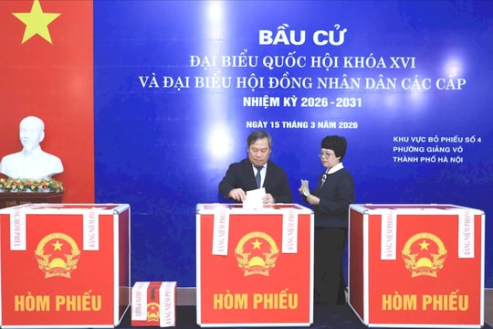 Chủ tịch UBND TP Hà Nội Vũ Đại Thắng bỏ phiếu bầu cử tại phường Giảng Võ