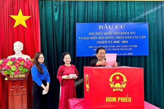 Cử tri phường Sơn Tây nô nức trong ngày hội bầu cử