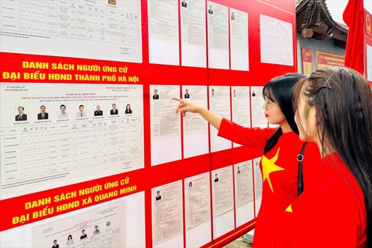 Cử tri xã Quang Minh phấn khởi gửi gắm niềm tin qua lá phiếu