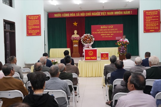 Phường Phú Lương ứng dụng công nghệ số cập nhật tiến độ bầu cử