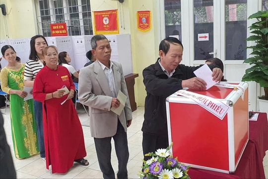 Phường Phú Lương: Hơn 60% cử tri đã bỏ phiếu trước 10 giờ sáng
