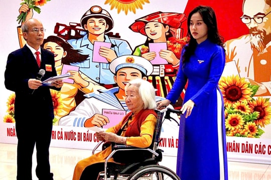 Tuổi trẻ Phú Thượng xung kích hỗ trợ cử tri trong ngày bầu cử