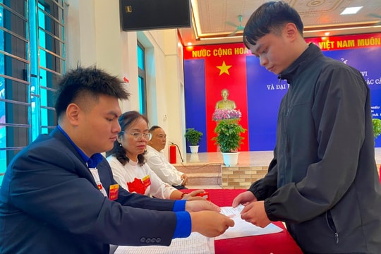 Xã Phúc Thịnh (Hà Nội): Những "điểm tựa" tận tâm hỗ trợ cử tri trong ngày bầu cử.