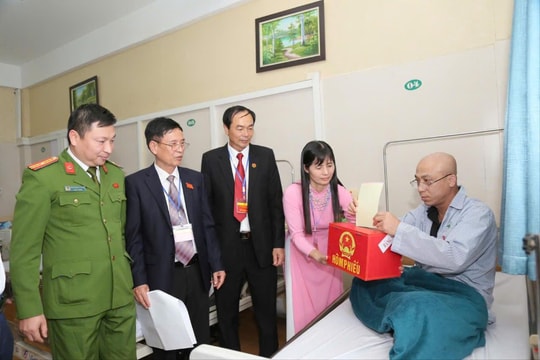 Phường Việt Hưng: Mang hòm phiếu phụ vào bệnh viện, bảo đảm quyền bầu cử của cử tri