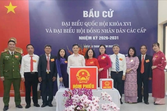 Lãnh đạo phường Phú Thượng thăm, kiểm tra và động viên các tổ bầu cử