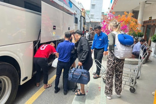 Chuyến tàu hàng đầu tiên qua đèo Hải Vân sau 2 ngày đường sắt Bắc - Nam gián đoạn